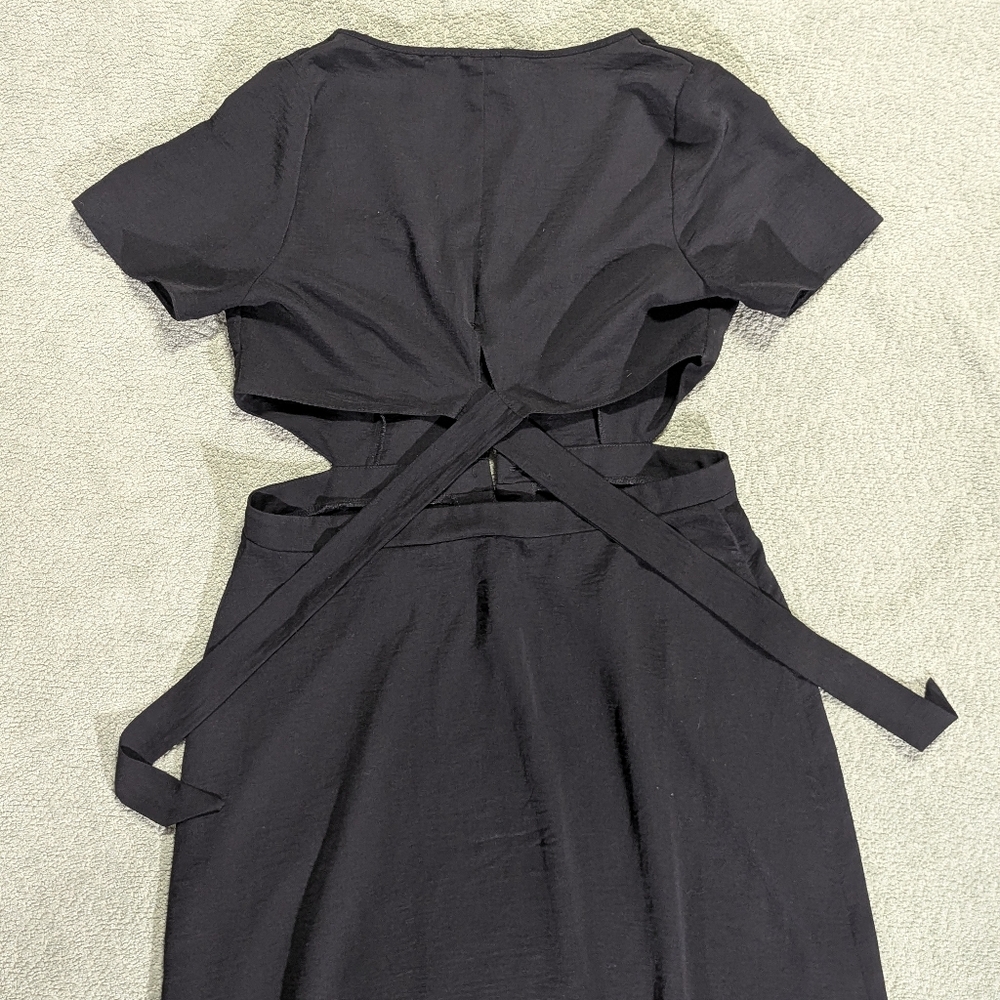 ASOS DESIGN v neck cut out waist midi dress in black - Picture 6 of 8